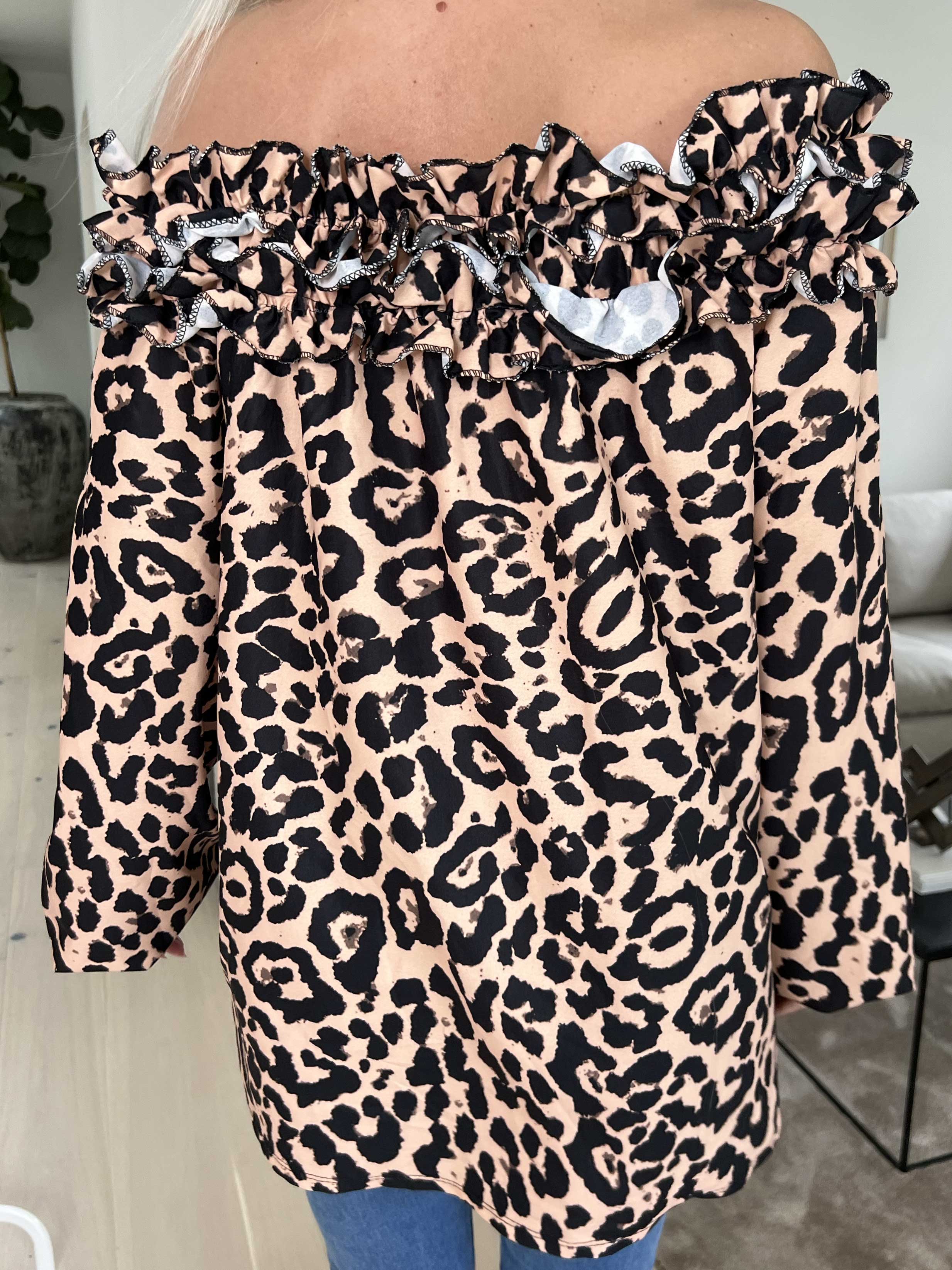 Chili Leo - Fineste tunika i leopardprint med flæser i udskæringen